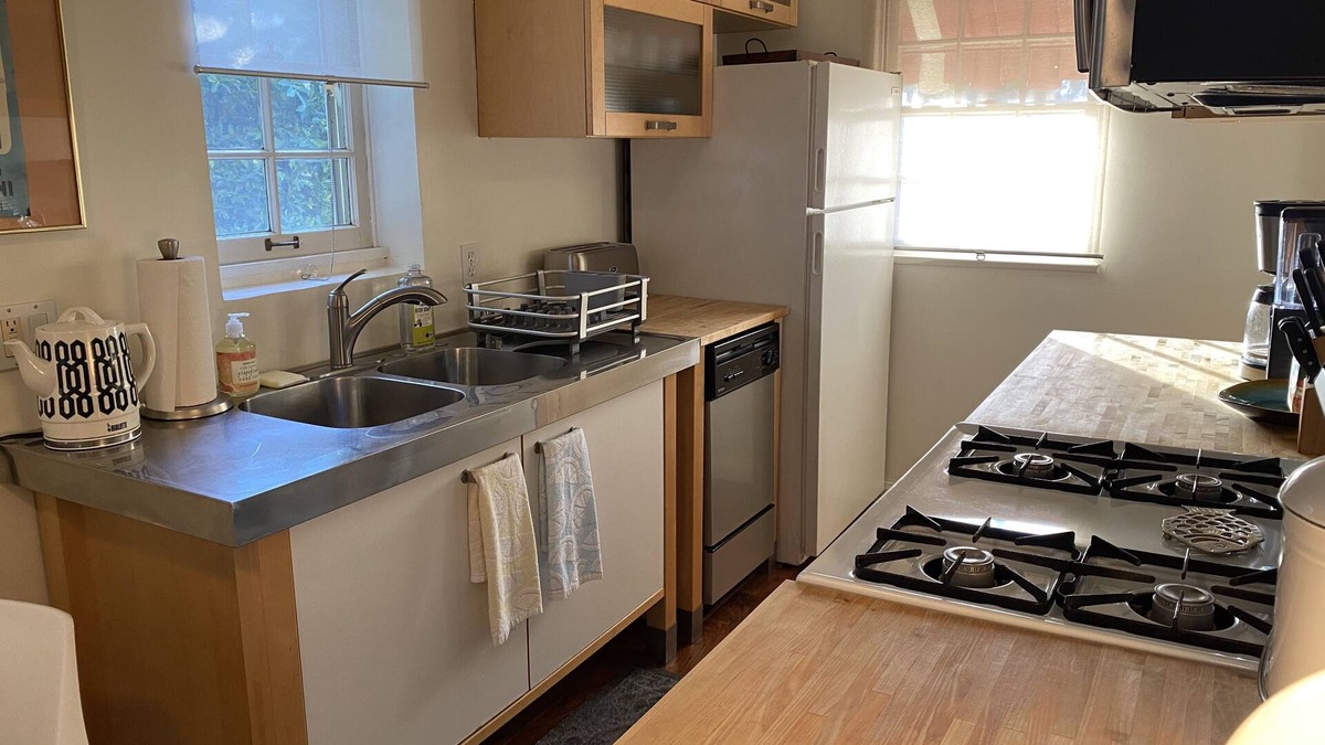 Greater Wilshire - Hancock Park Apartment | Hancock Park Private City Retreat w/Balcony, Shops, Restaurants & Paramount