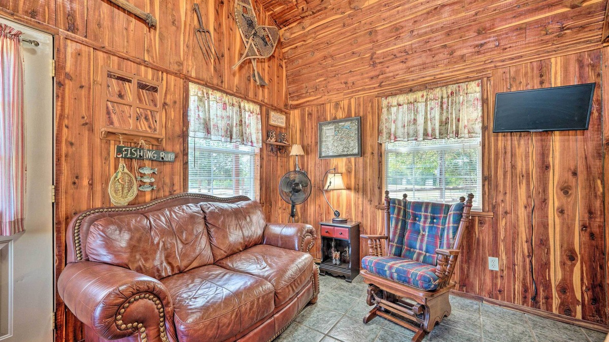 Nashoba Apartment | Hand-Built 'Black Fork Cabin 2' w/Fire Pit!