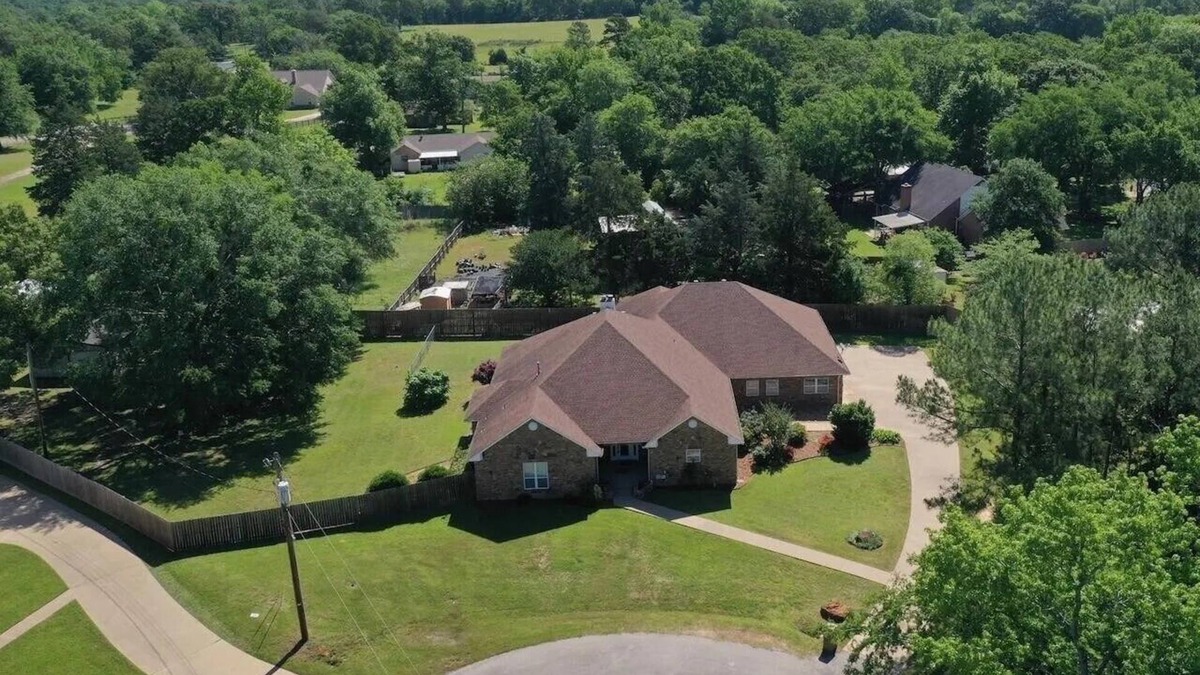 Whitehouse House | Handicap accessible 3-bedroom house with Heated Indoor Pool and WiFi in Troup TX