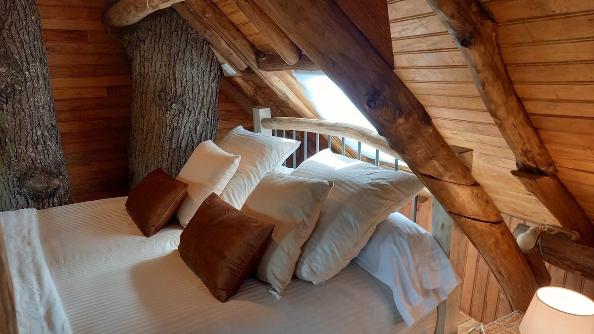 Villebon-sur-Yvette Cabin | Hanging tree house