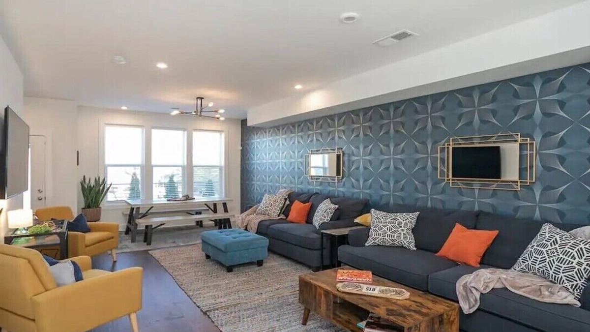 Madison House | "Hanks Hangout"-Modern 2/2.5 Bath/Rooftop Deck