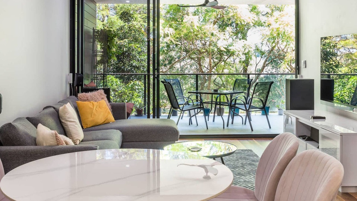 Greenslopes Apartment | Hanlon Park Escape 250m to Stones Corner Village