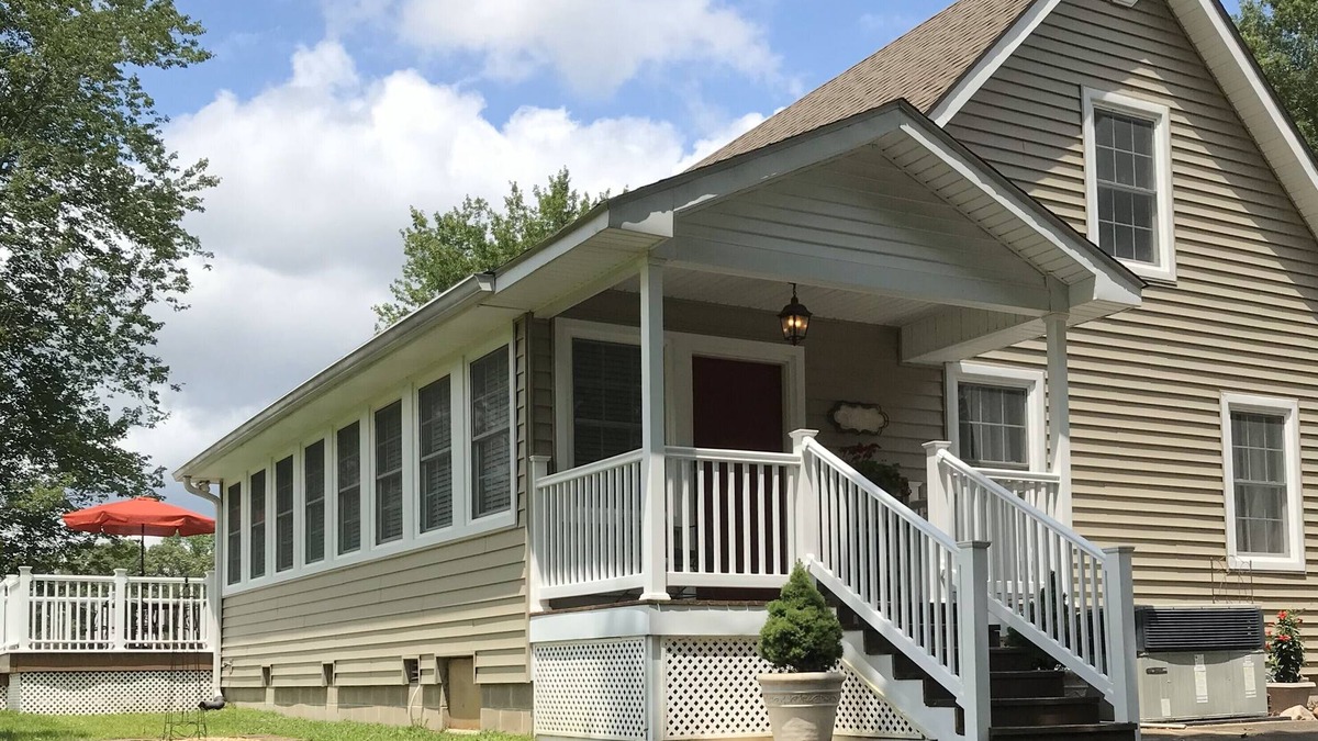 Paris House | Hannah’s Haven-Spacious & family-friendly Guesthouse & deck with high-speed wifi