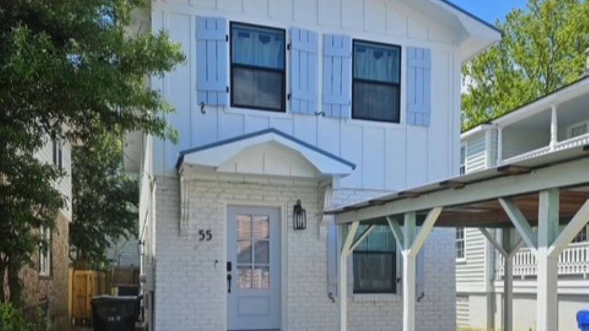 Downtown Charleston House | Hanover Hideaway: 4 Bedroom Downtown Charleston Beauty w/Parking