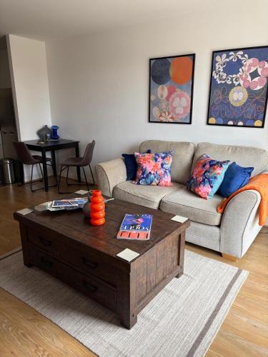 Century Wharf Apartment | Hansen House 2 with Private Parking