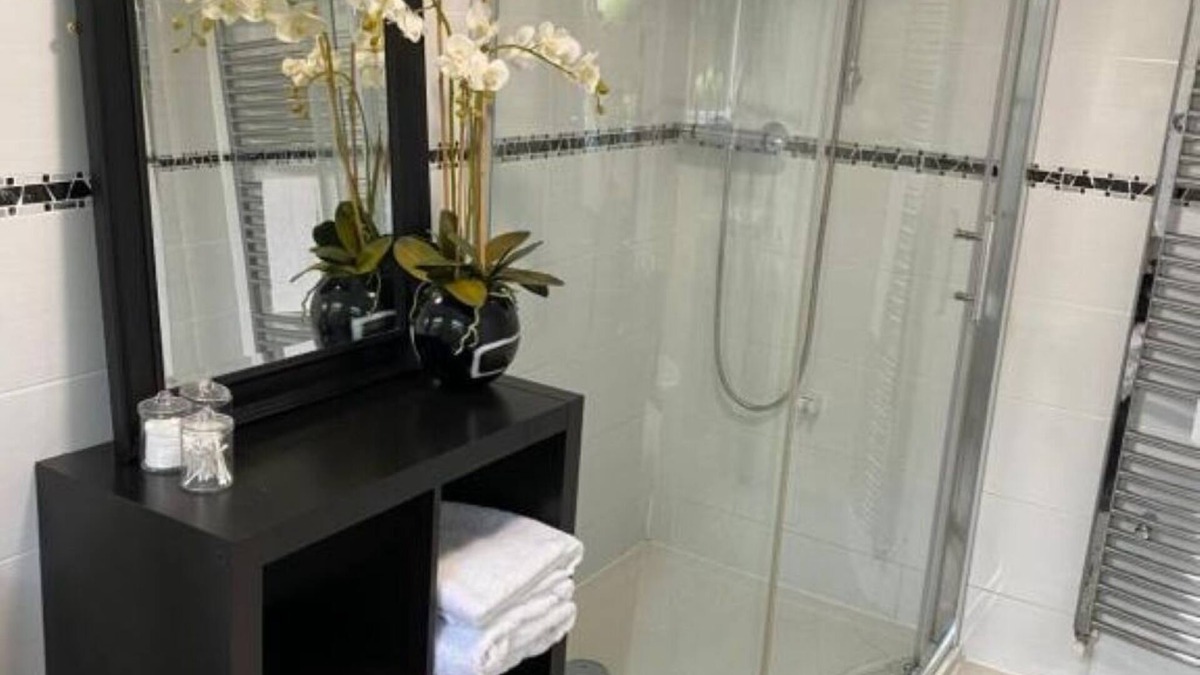 Hinckley Apartment | Hansom House beautiful furnished deluxe king size accommodation
