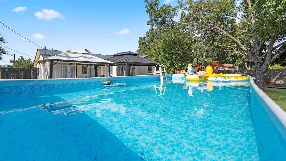 Springwoods House | Happiness machine; Pool & h. tub, Domaine 10 min Downtown 20 minutes