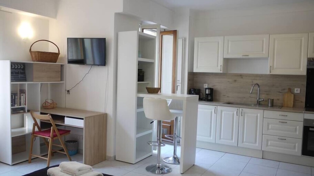 Gambetta Apartment | Happy - a spacious studio flat with balcony 300m from the beach