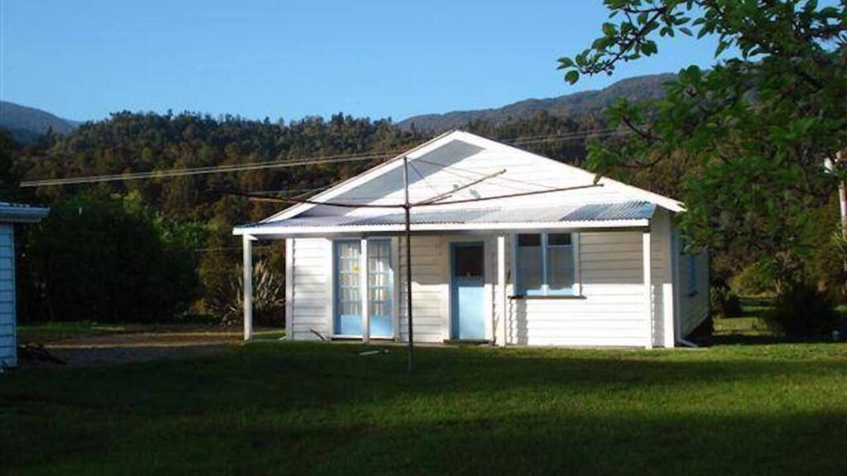 Blackball Cottage | Happy Harry's Hutch - Paparoa Great Walk Accommodation