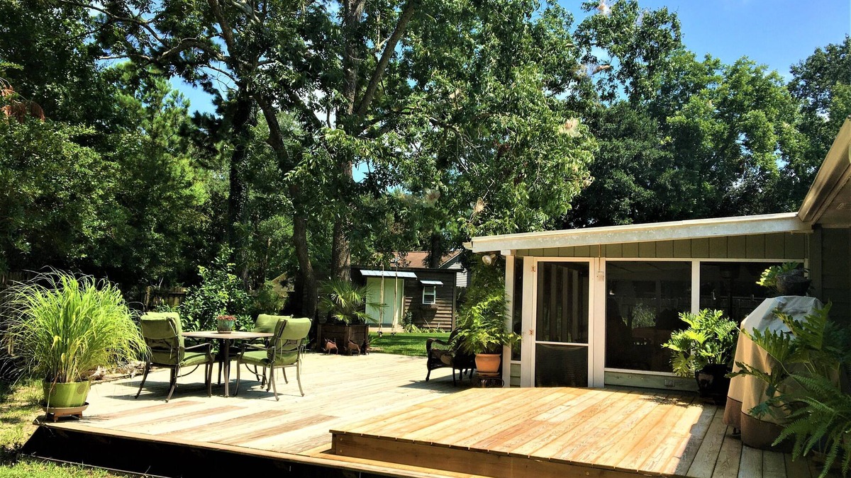 Mount Pleasant House | Happy Haven/Central Mt P/Screen Porch w/bar/Deck/BIG Private Fenced Back Yard