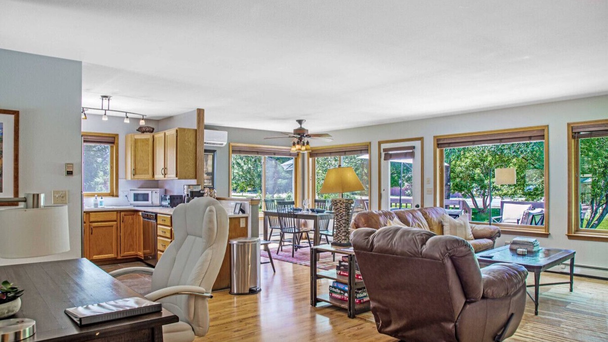 Carbondale Apartment | Happy Home - Sunny and Clean House near Downtown