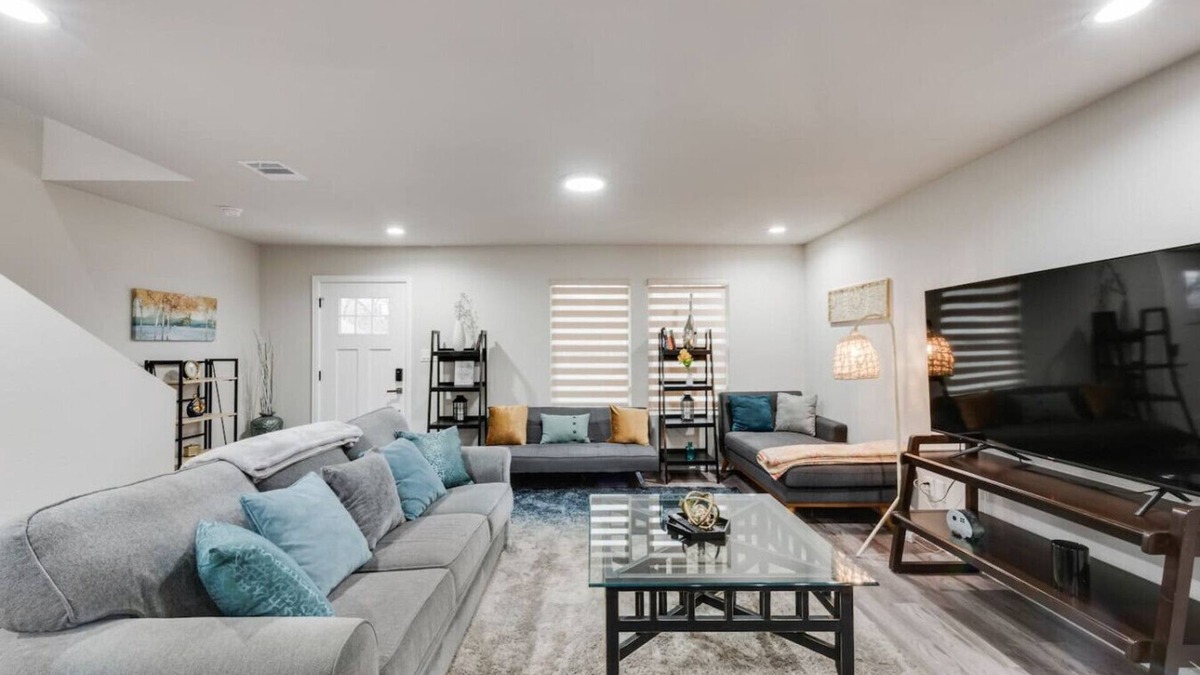 Fort Worth Apartment | Happy Large Home with 2 living area near Stockyards, AT&T