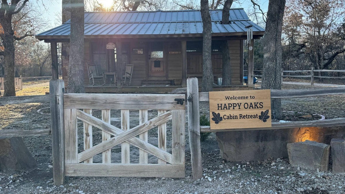 Fort Worth Cabin | Happy Oaks Cabin Retreat on stunning acreage with trees, ponds, walking trails.