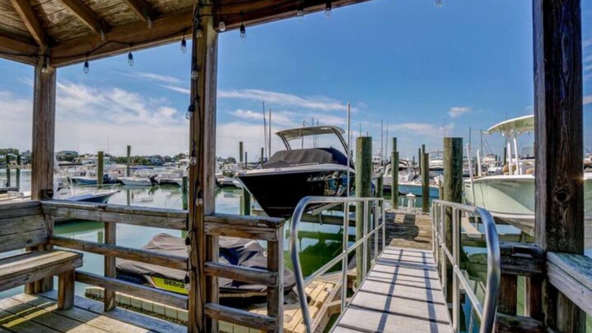 South Harbor Island House | Happy Ours - Waterfront WB, Boat Slip, Sunet View!