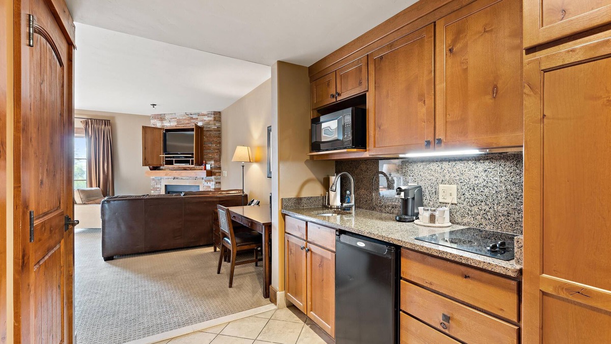 Tamarack Apartment | Happy Trails Captivating Lodge King Studio Condo |Jet Tub and Fireplace