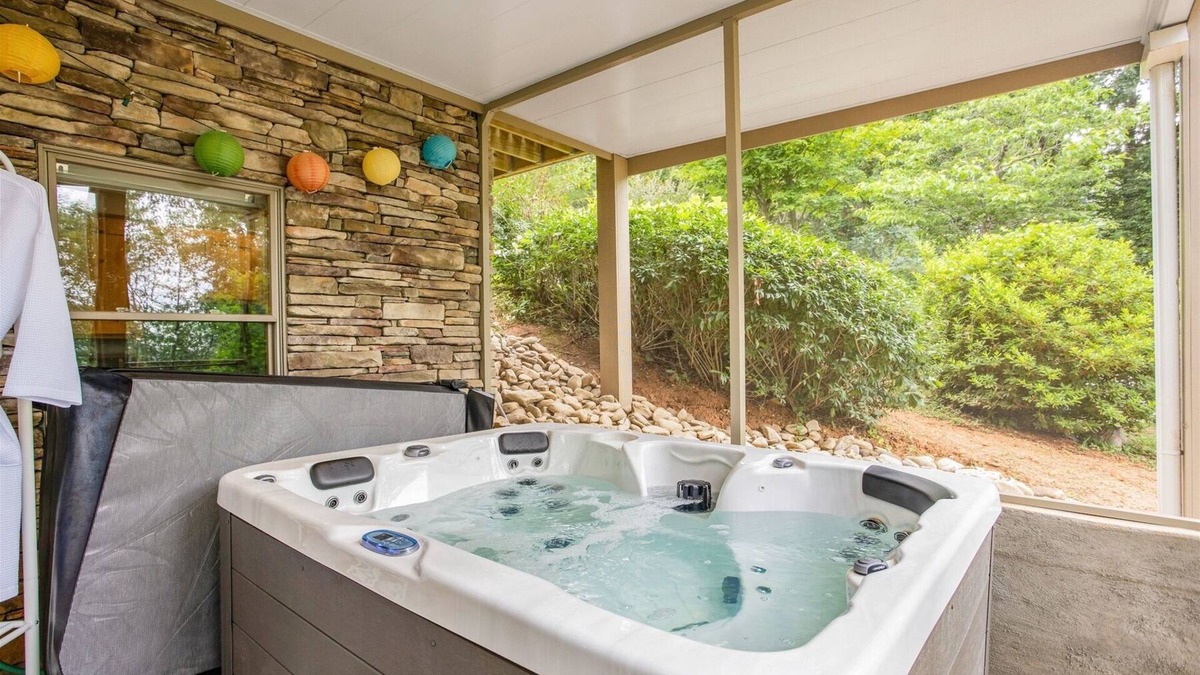 Pickens House | Happy Trails: Jacuzzi, Lookout Tower, Views!