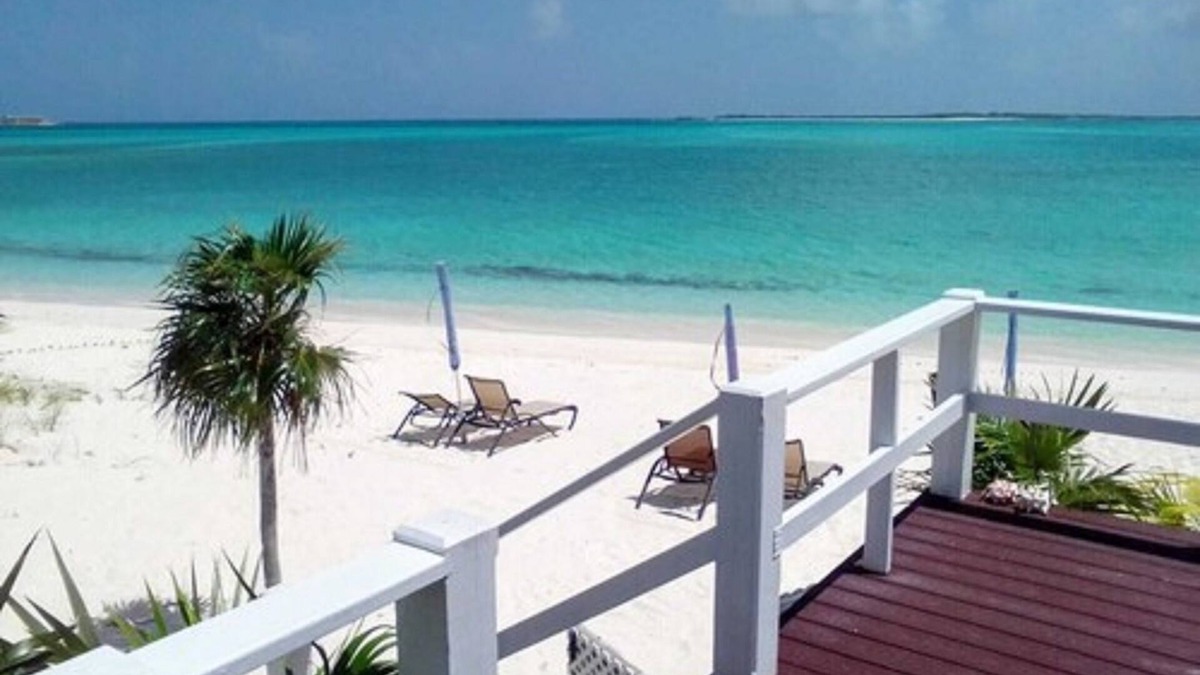 Clarence Town Hotel | Harbor Breeze Villas