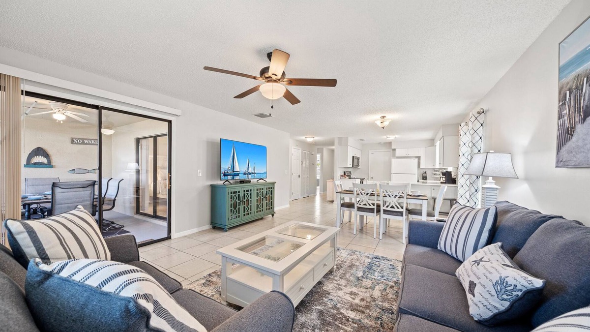 Tropic House | Harbor City Hideaway~ Beaches~ Art District ~Air Hockey~Family Friendly