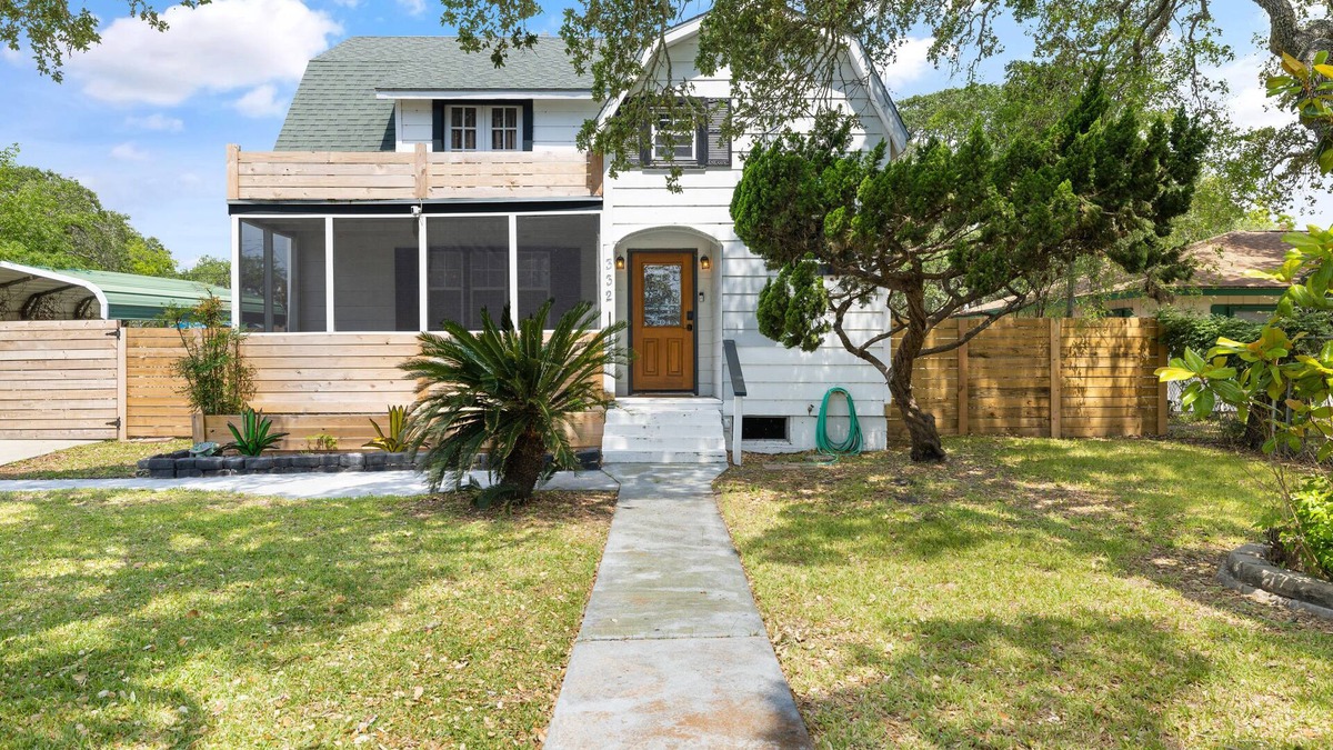 Aransas Pass House | Harbor Headquarters - 1950's Cape Cod Style Home 4BR/2BA