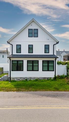 Stonington House | Harbor House on Main Historic 5BR Retreat Near Downtown Mystic