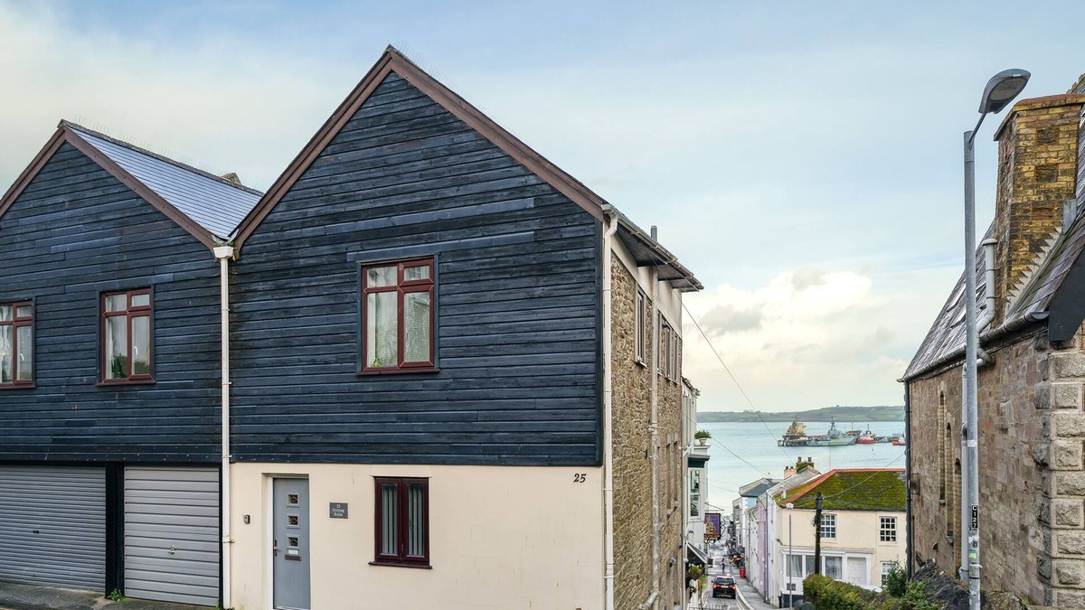 Mylor Churchtown Apartment | Harbour Steps is the ideal bolthole for two looking to stay in the hustle and bustle of Falmouth; on
