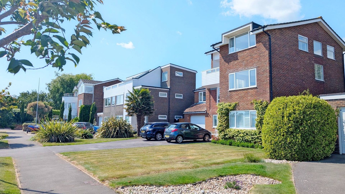 Emsworth Cottage | Harbour View - Coming Soon - a town house that sleeps 8 guests in 4 bedrooms