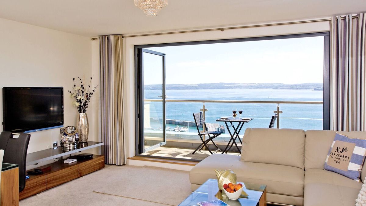 Torquay City Centre Apartment | Harbour View, Luxury 5 star Apartment, Stunning Views, Location Free Parking