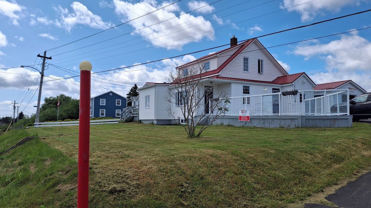 Arichat House | Harbourview House -A classic East Coast home and close to Pondville Beach