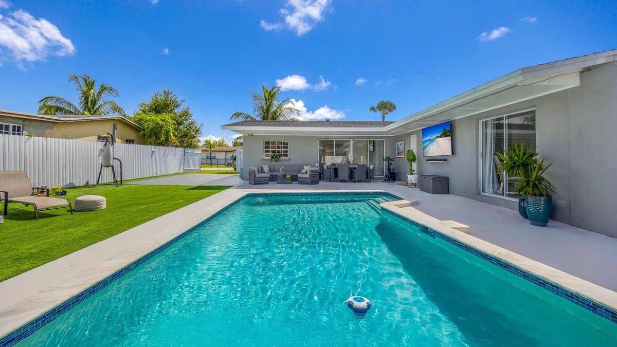 Miami Gardens House | Hard Rock Stadium 5 min Home Pool Retreat