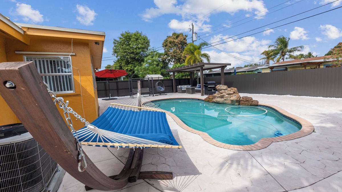 Sunrise House | Hard Rock Tropical Vacation Near beaches and airport. All Ages Welcome Sleeps 10