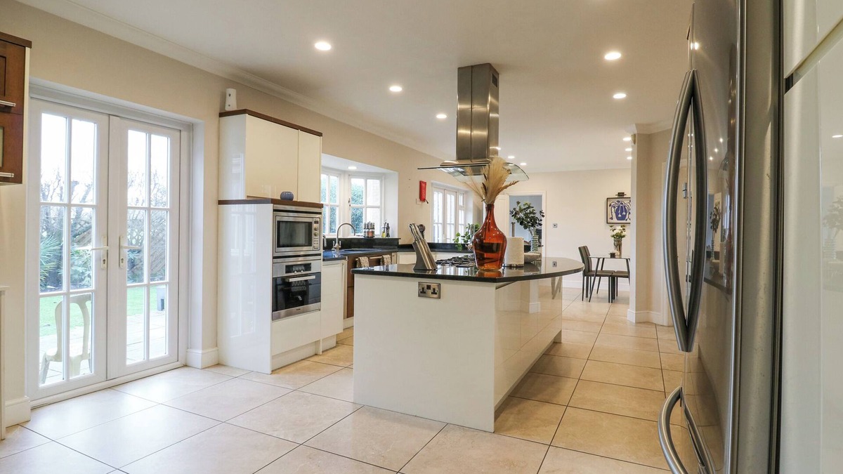 Canvey Island Cottage | HARDY'S WAY 34, pet friendly, with a garden in Canvey Island