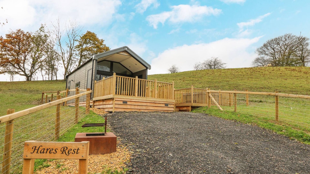 Llandrindod Wells Cottage | HARES REST, family friendly, with hot tub in Rhayader