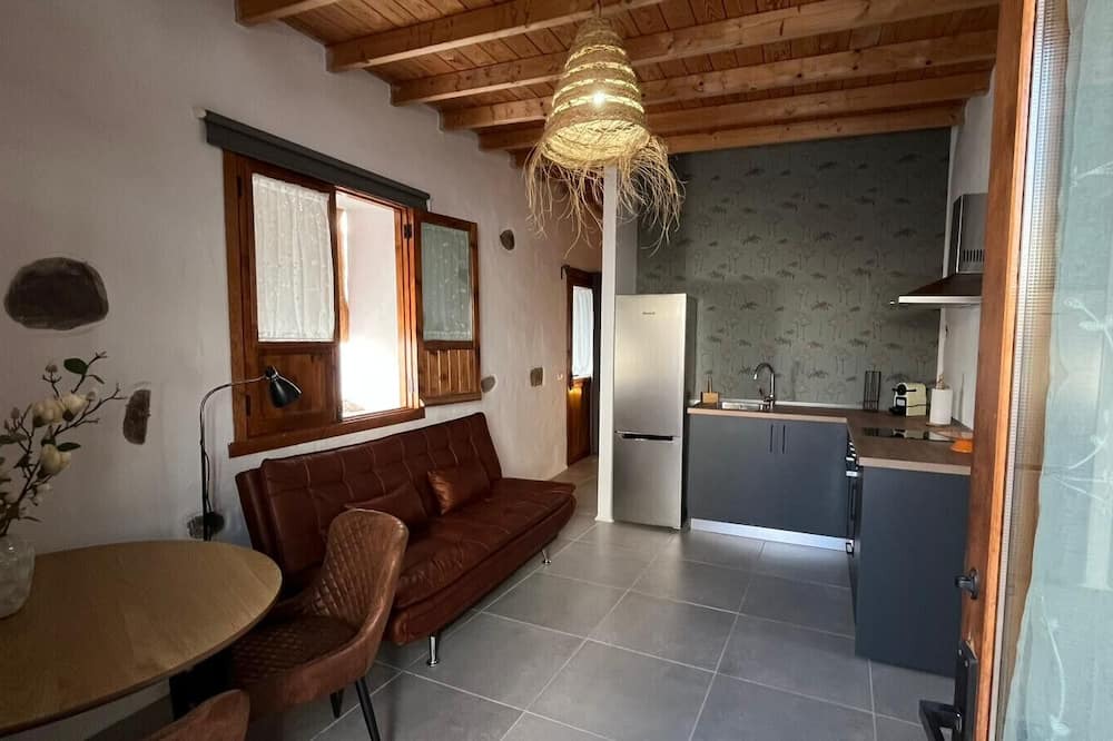 Tabayesco Apartment | Haría Holidays with Mountain Views, Shared Pool and Wi-Fi