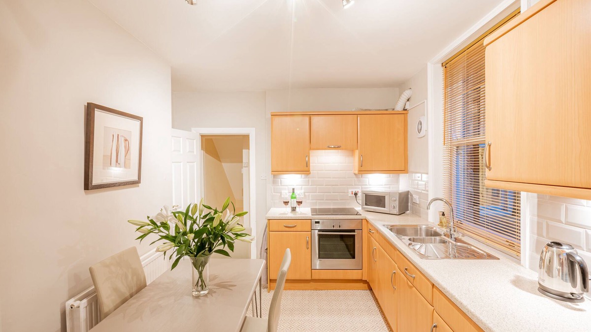 Harrogate Apartment | Harlow View, Harrogate - 2 bedroom apt. Dog Friendly. Free Parking.