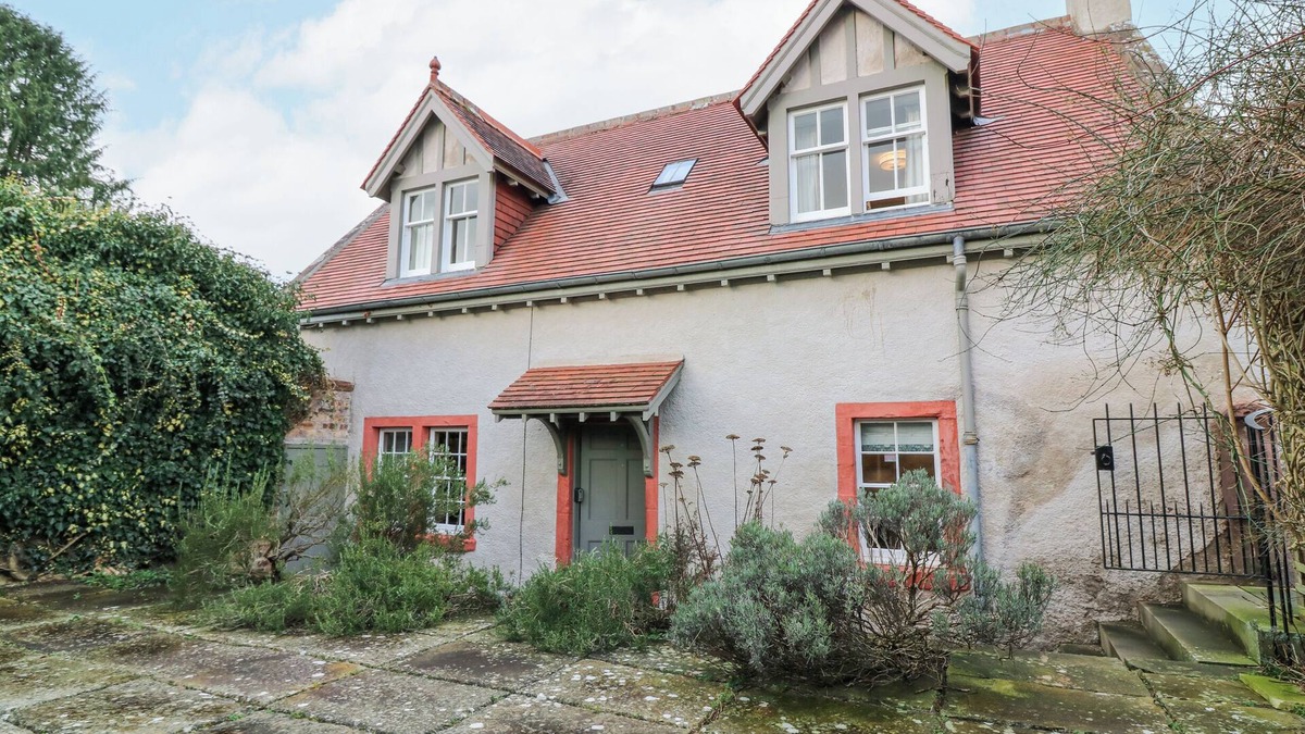 Gattonside Cottage | HARMONY COTTAGE - HARMONY GARDENS, pet friendly in Melrose