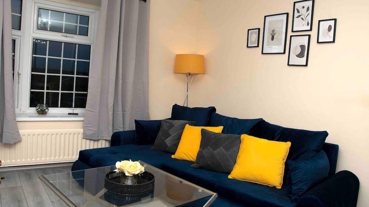 West Bromwich House | Harmony's Home 3 bed in West Bromwich