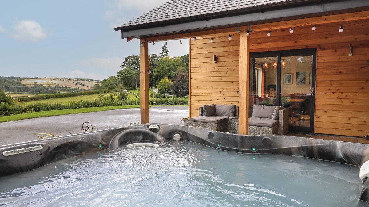 Presteigne Cottage | HARP MEADOW, family friendly, with hot tub in Presteigne