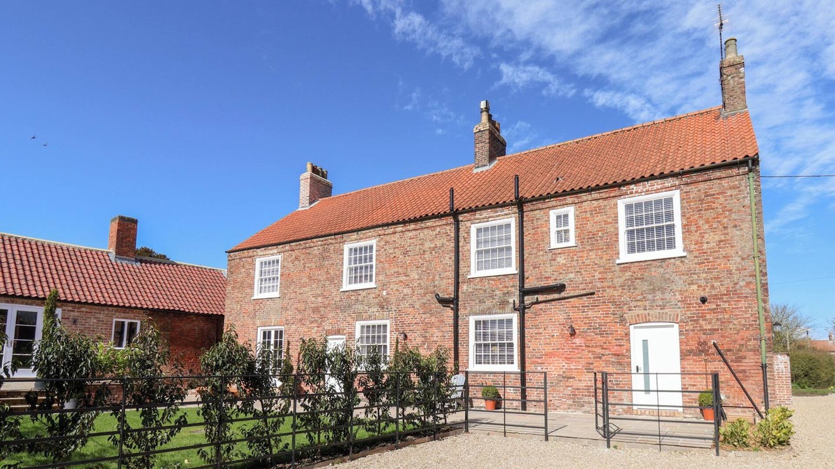 Driffield Cottage | HARPHAM MANOR HOUSE, pet friendly, with hot tub in Nafferton