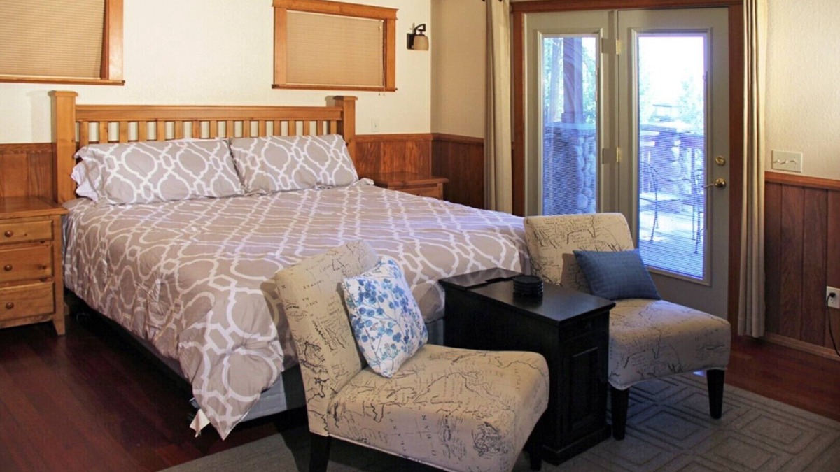 Klamath Lake Cabin | Harriman Springs Resort Cabin 2 - Cabins with a View