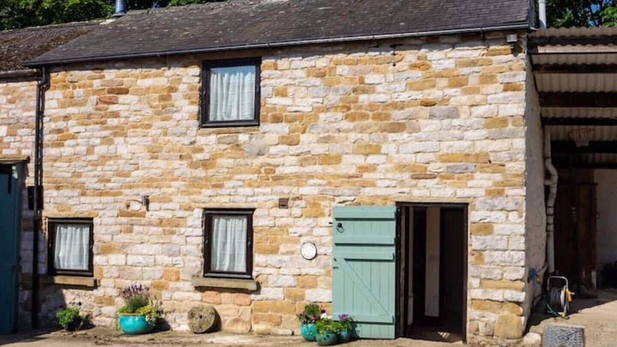 Peak District Cottage | Harry Eyre Cottage, a Stunning Location With Fabulous Views of Mam Tor