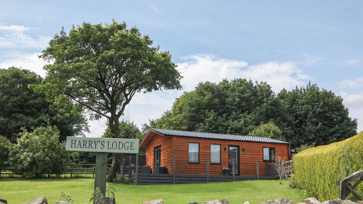 Ashover Cottage | HARRY'S LODGE, pet friendly, character holiday cottage in Ashover