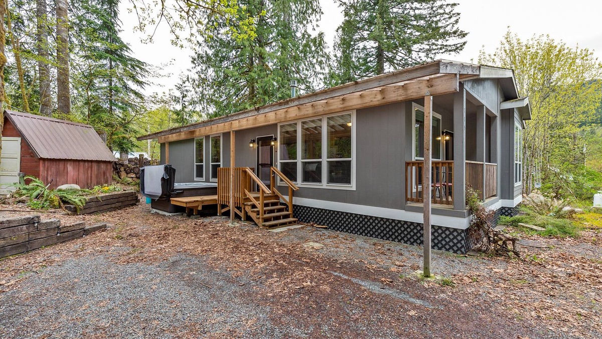 Skykomish House | Hart Haus at Stevens Pass- spacious w/hot tub, EV charger, enclosed yard for pets!