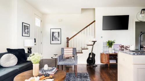 Chestnut Hill Apartment | Hart Suite Buyout 2 by AvantStay Two Nashville Town Houses w Stunning Amenities Design