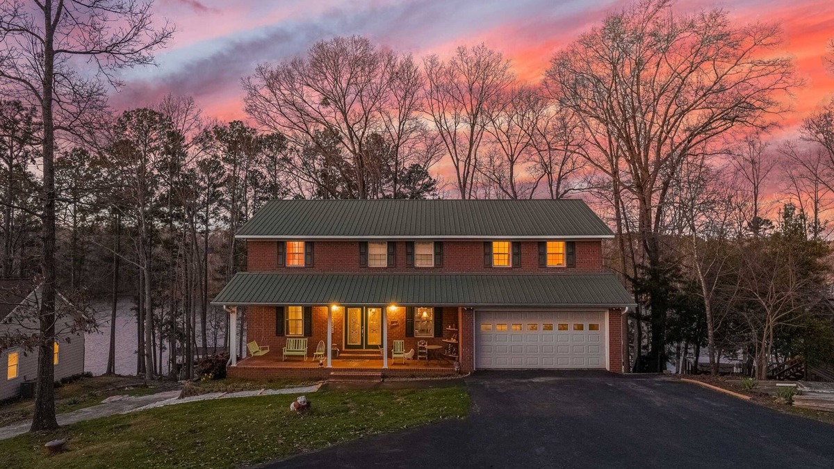 Gumlog House | Hartwell lake deep water home, family friendly and close to Clemson and UGA