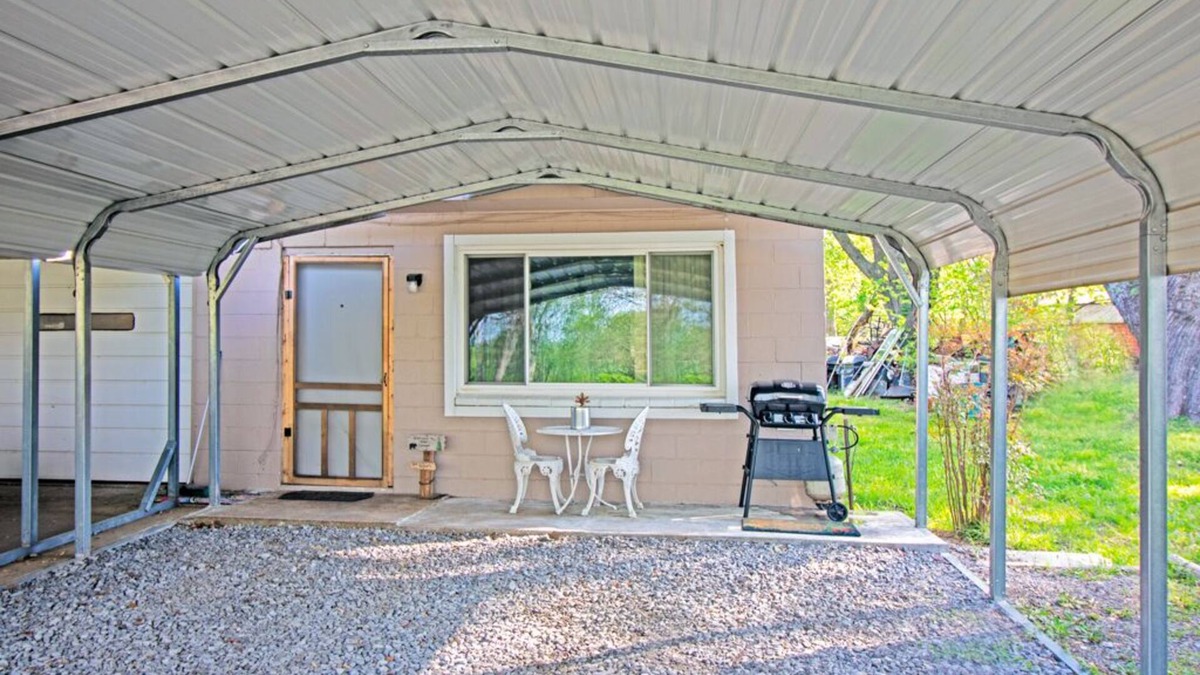 Wagoner Apartment | Harvey’s House - Peaceful Fort Gibson lake area studio w/carport on 3 acres