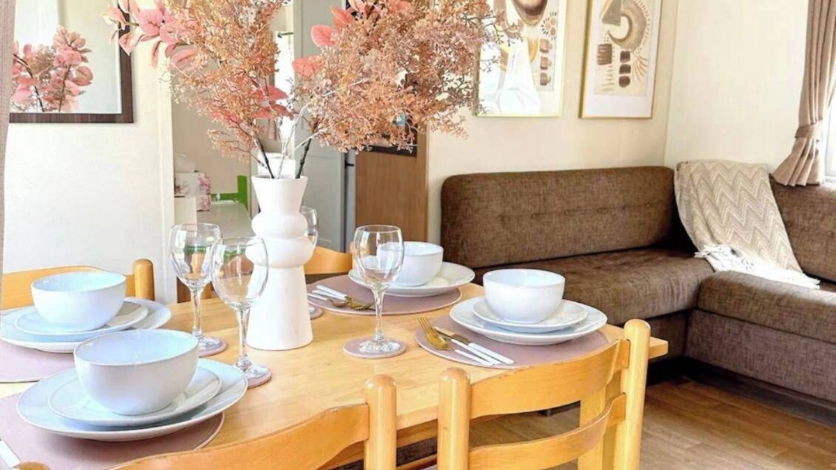Harwich Apartment | Harwich - Caravan - Sleeps 10 - Garden - Pool