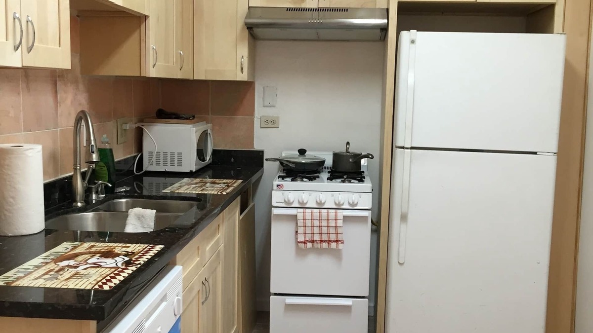 Sunnyside Apartment | Has a huge deck, BBQ,Table,Chairs