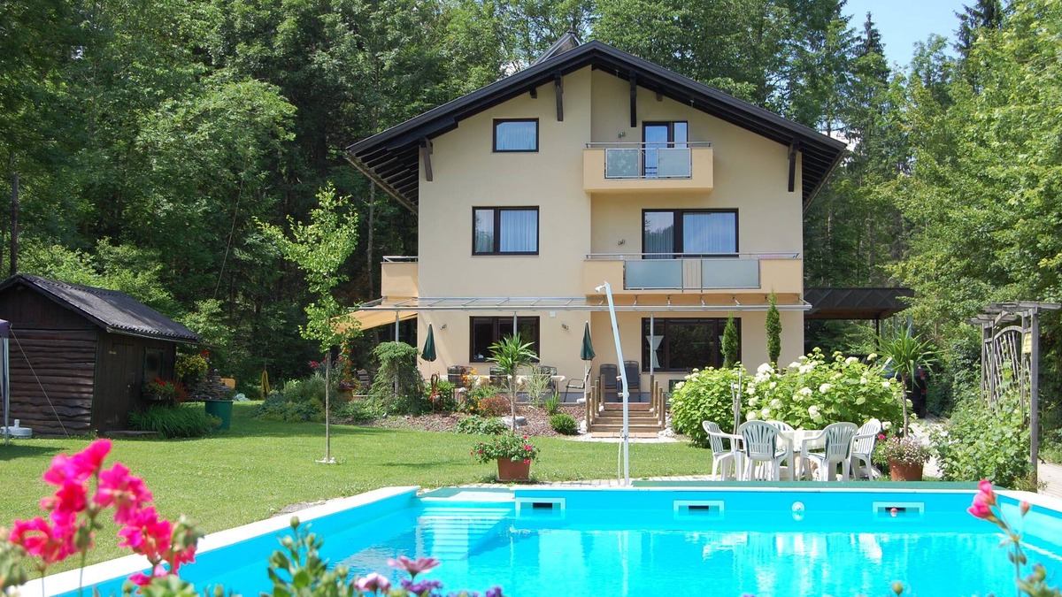 Finkenstein am Faaker See House | Haus am Wald * Apartment with pool * Lawn * Child-friendly * Beach *