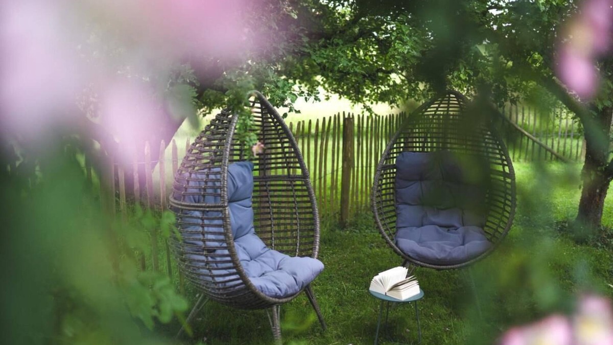 Ebertsbronn Apartment | Haus Grün in a secluded location on the edge of the forest with fenced garden, fireplace and infrared cabin