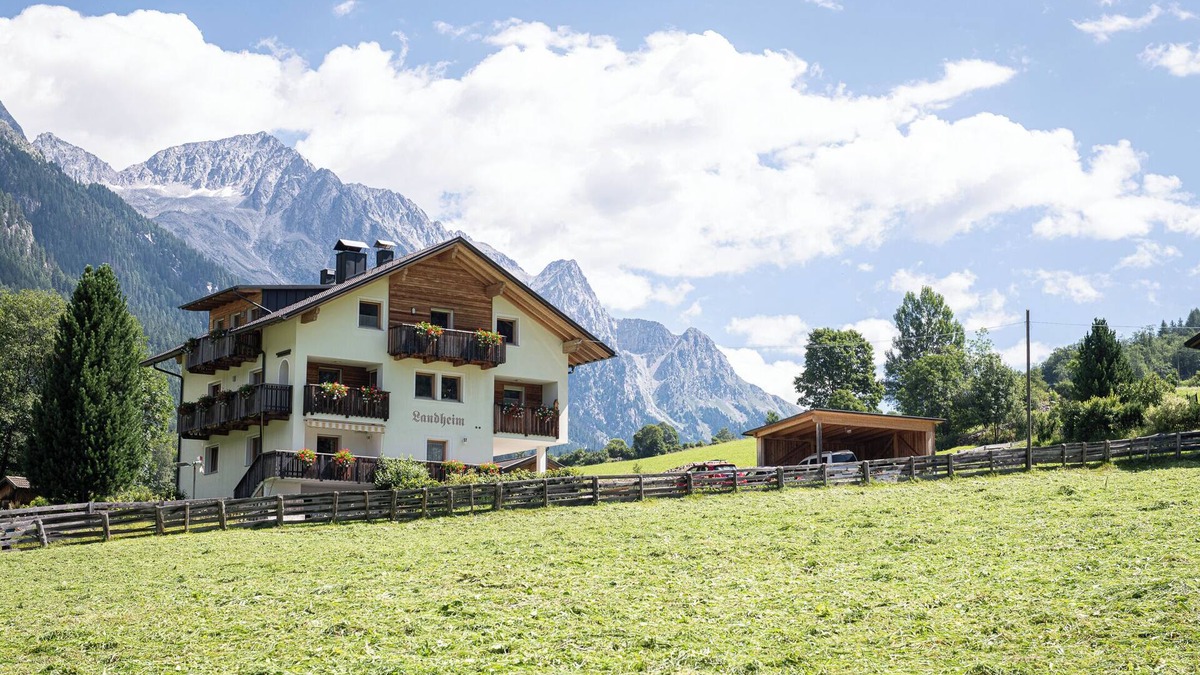Rasun Anterselva Apartment | Haus Landheim Apartment Loipengaudi in Antholz with wonderful panoramic balcony!
